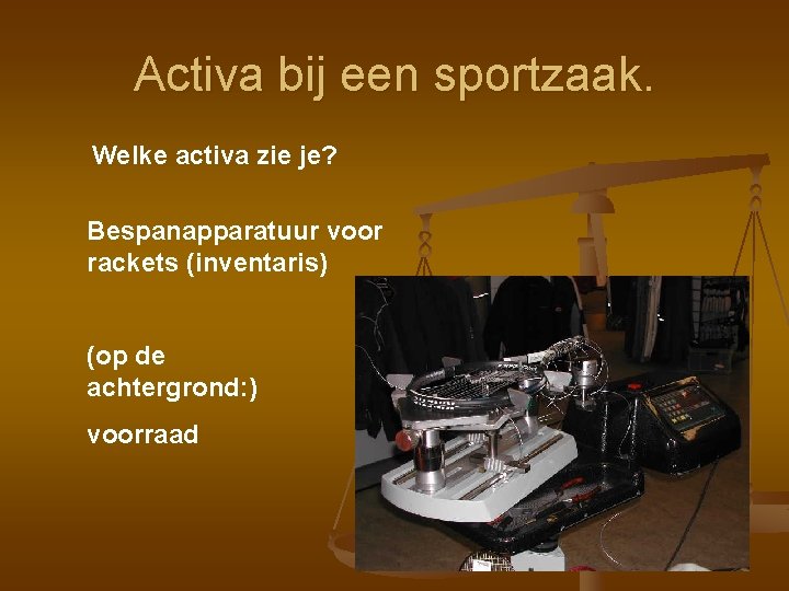 Activa bij een sportzaak. Welke activa zie je? Bespanapparatuur voor rackets (inventaris) (op de