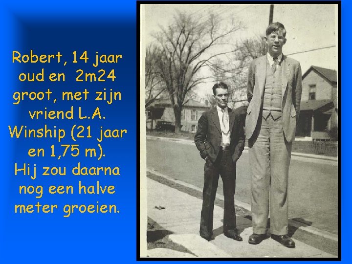 Robert, 14 jaar oud en 2 m 24 groot, met zijn vriend L. A.