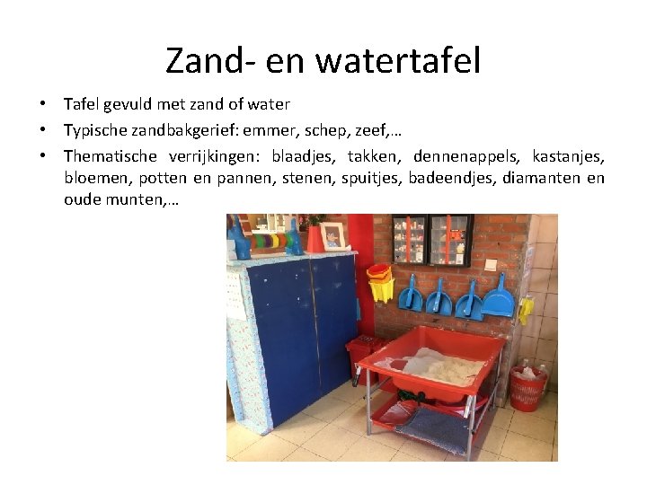 Zand- en watertafel • Tafel gevuld met zand of water • Typische zandbakgerief: emmer,