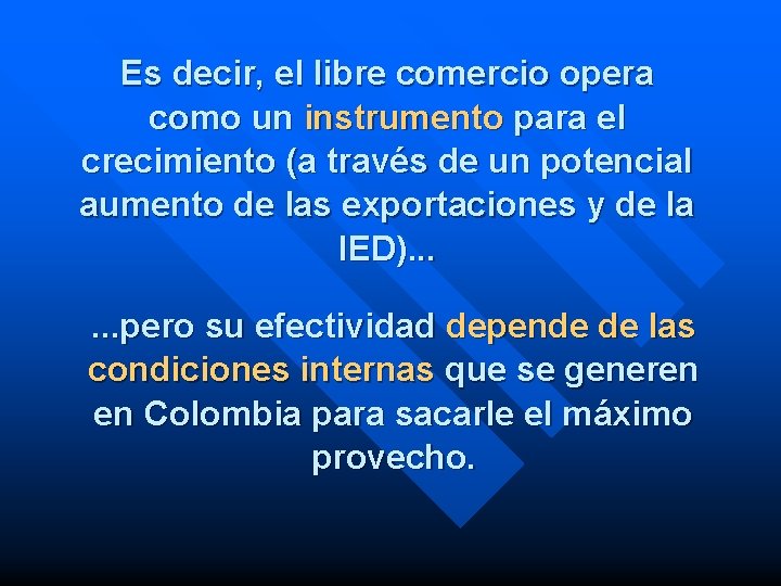 Es decir, el libre comercio opera como un instrumento para el crecimiento (a través