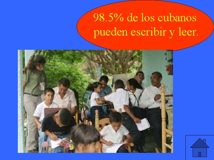 98. 5% de los cubanos pueden escribir y leer. 