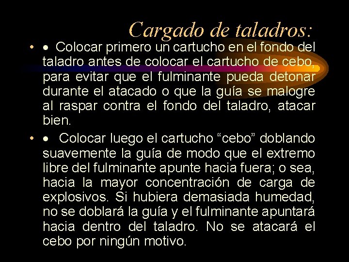 Cargado de taladros: • · Colocar primero un cartucho en el fondo del taladro