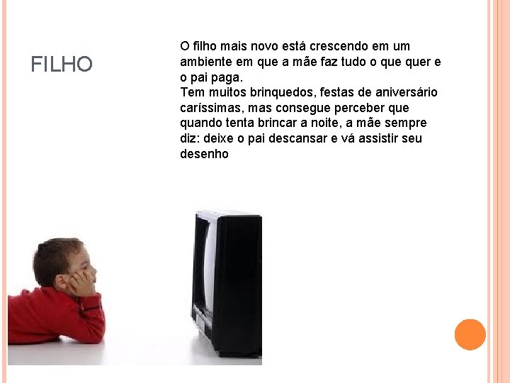 FILHO O filho mais novo está crescendo em um ambiente em que a mãe