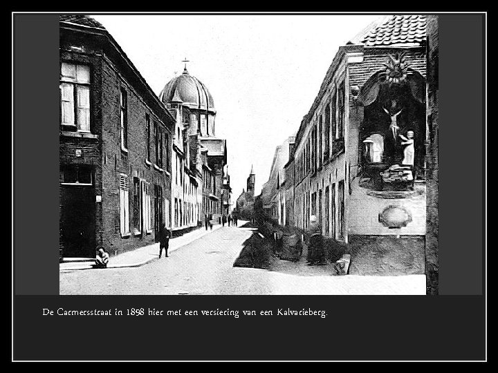 De Carmersstraat in 1898 hier met een versiering van een Kalvarieberg. 