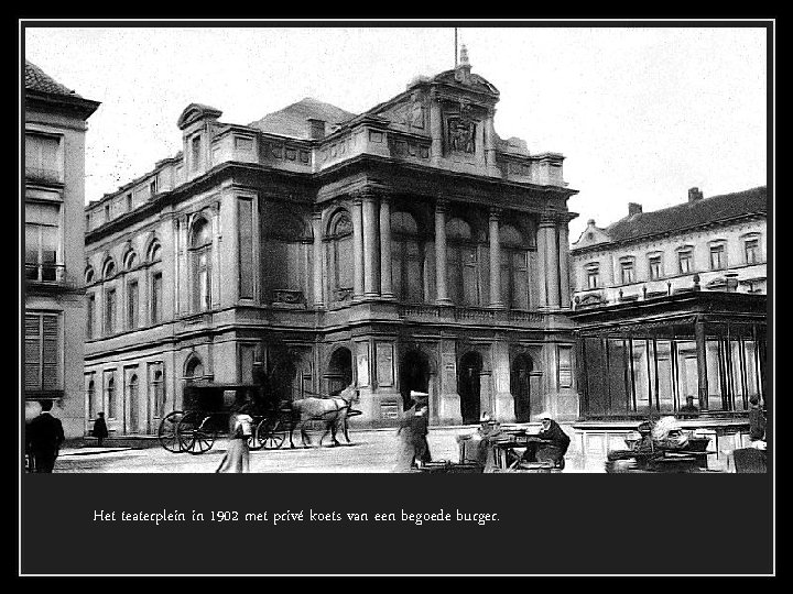 Het teaterplein in 1902 met privé koets van een begoede burger. 