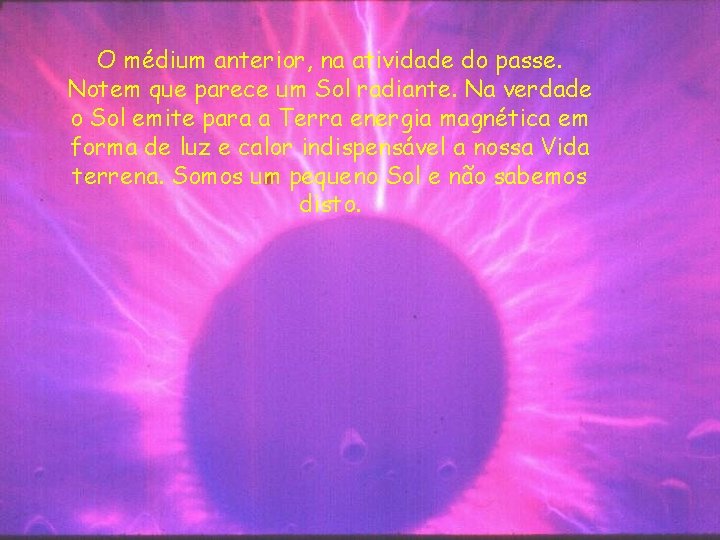 O médium anterior, na atividade do passe. Notem que parece um Sol radiante. Na