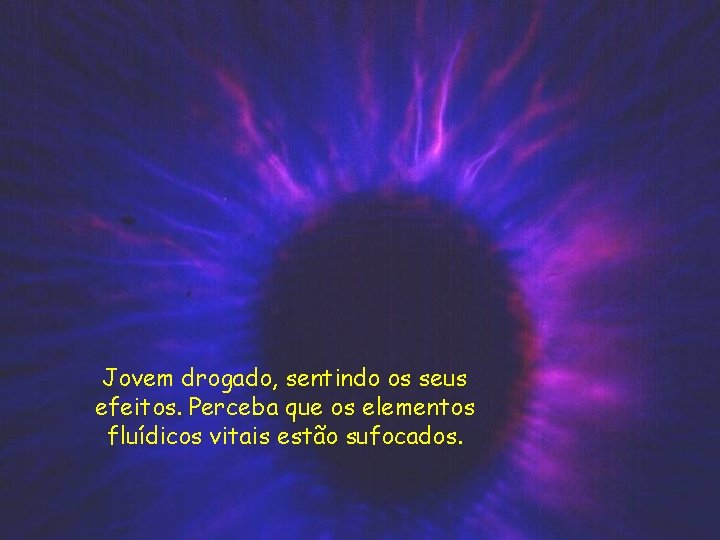 Jovem drogado, sentindo os seus efeitos. Perceba que os elementos fluídicos vitais estão sufocados.