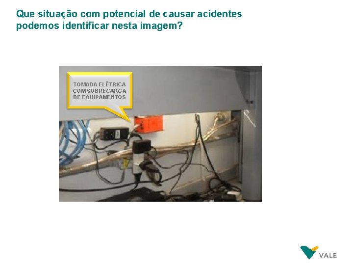 Que situação com potencial de causar acidentes podemos identificar nesta imagem? TOMADA ELÉTRICA COM