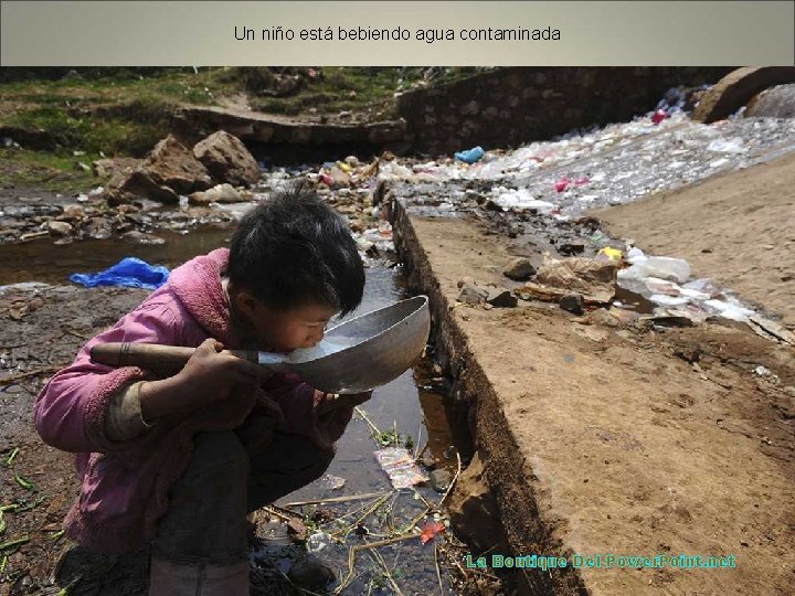 Un niño está bebiendo agua contaminada La Boutique Del Power. Point. net 