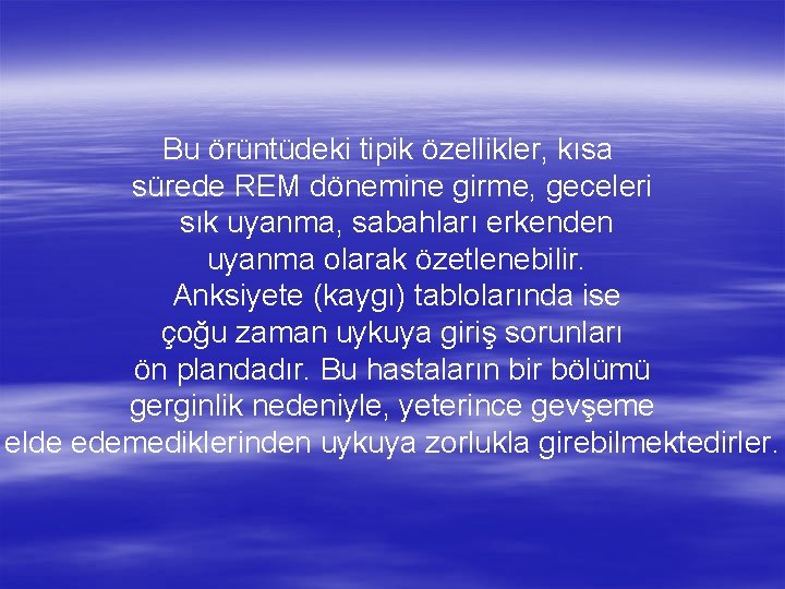 Bu örüntüdeki tipik özellikler, kısa sürede REM dönemine girme, geceleri sık uyanma, sabahları erkenden