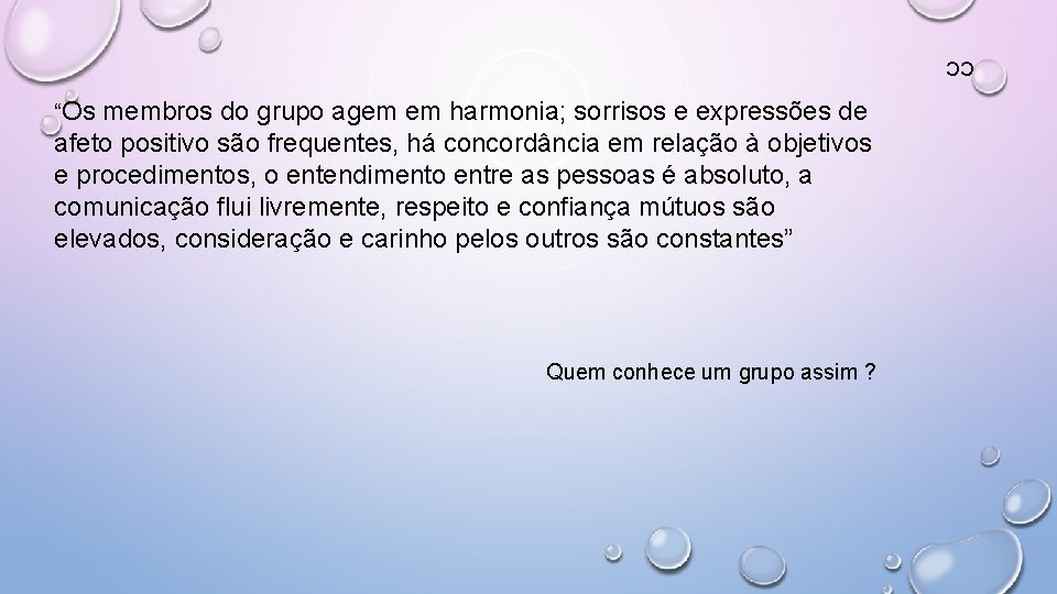 CC “Os membros do grupo agem em harmonia; sorrisos e expressões de afeto positivo