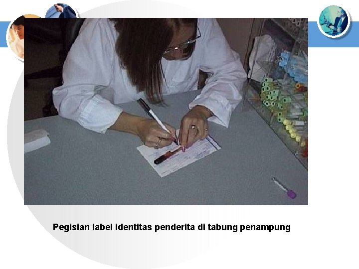 Pegisian label identitas penderita di tabung penampung 