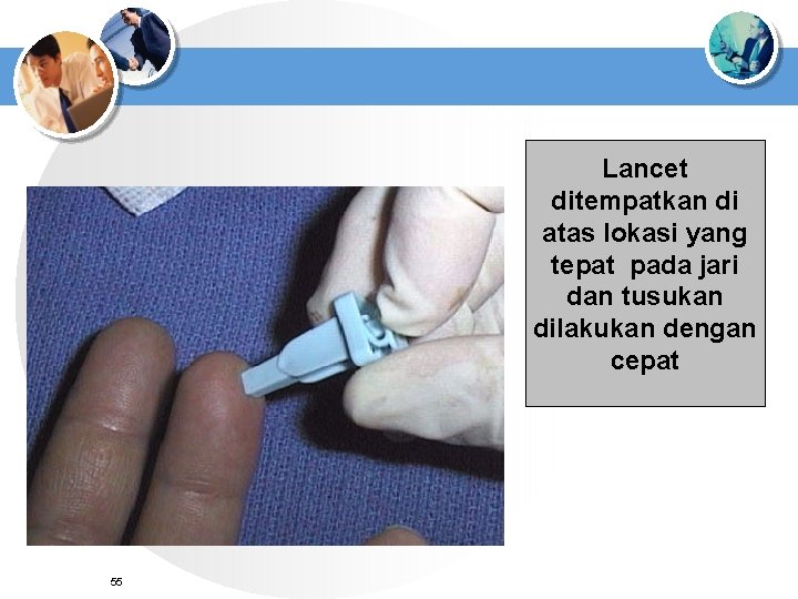 Lancet ditempatkan di atas lokasi yang tepat pada jari dan tusukan dilakukan dengan cepat