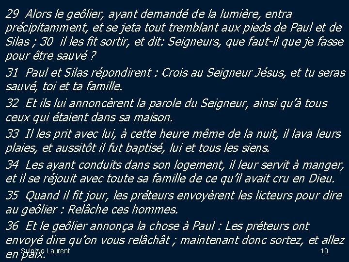 29 Alors le geôlier, ayant demandé de la lumière, entra précipitamment, et se jeta