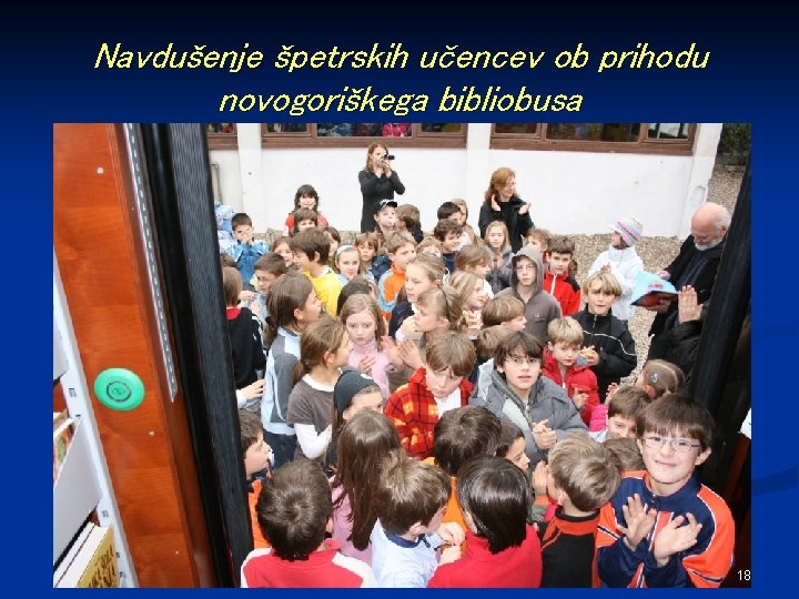 Navdušenje špetrskih učencev ob prihodu novogoriškega bibliobusa 18 