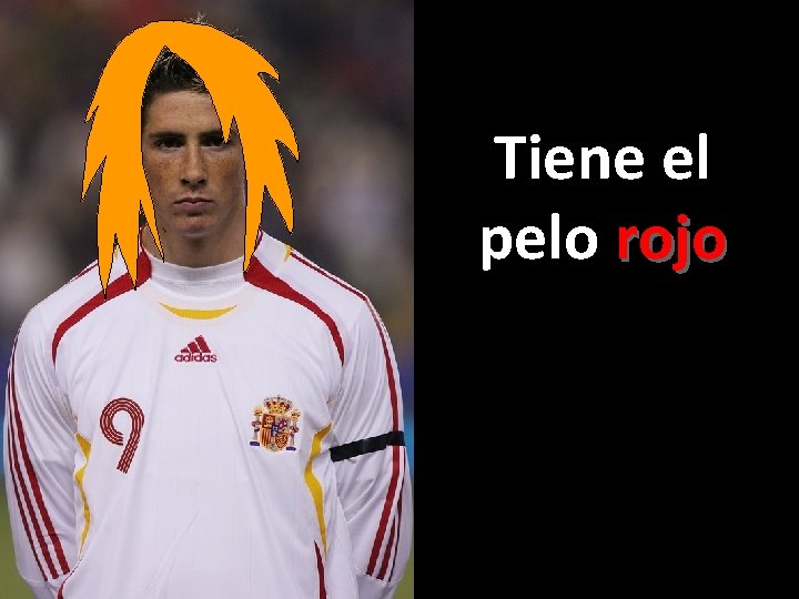 Tiene el pelo rojo 