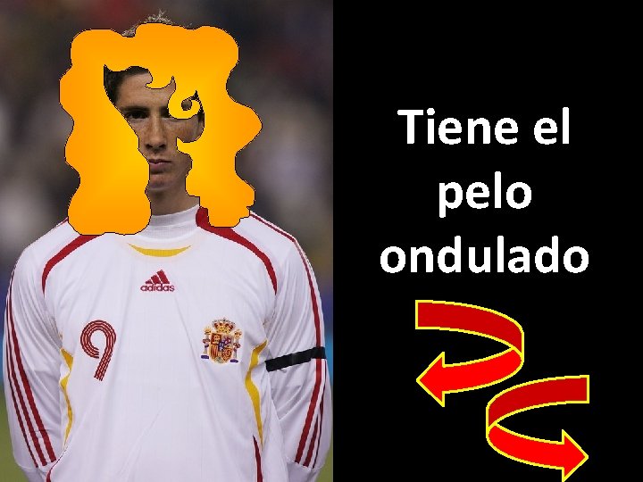 Tiene el pelo ondulado 