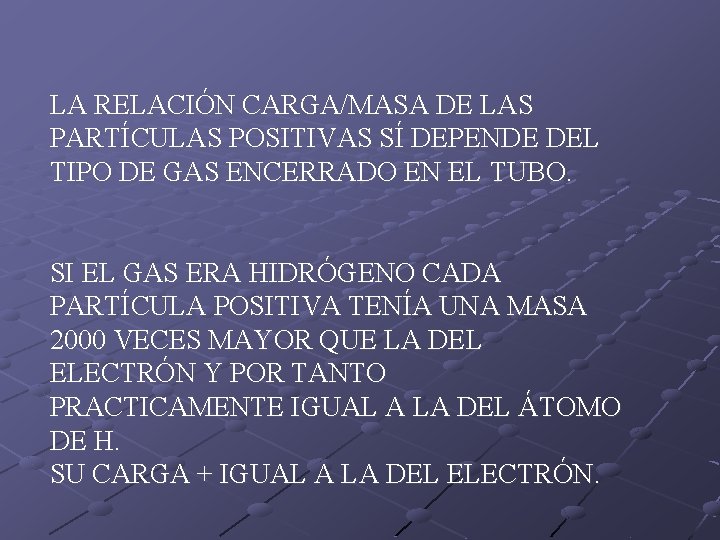 LA RELACIÓN CARGA/MASA DE LAS PARTÍCULAS POSITIVAS SÍ DEPENDE DEL TIPO DE GAS ENCERRADO