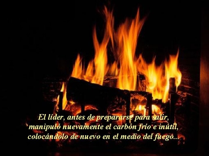 El líder, antes de prepararse para salir, manipuló nuevamente el carbón frío e inútil, El líder, antes de prepararse para salir, manipuló nuevamente el carbón frío e inútil,