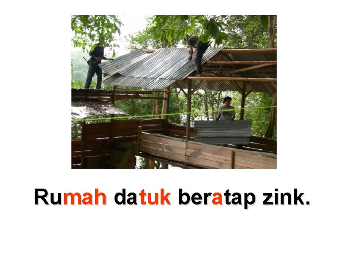 Rumah datuk beratap zink. 