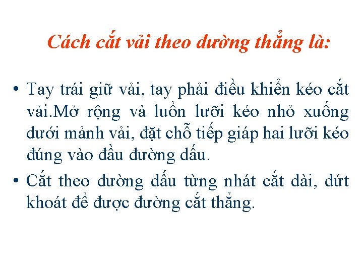 Cách cắt vải theo đường thẳng là: • Tay trái giữ vải, tay phải