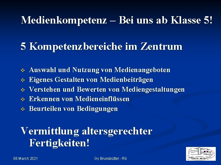 Medienkompetenz – Bei uns ab Klasse 5! 5 Kompetenzbereiche im Zentrum v v v