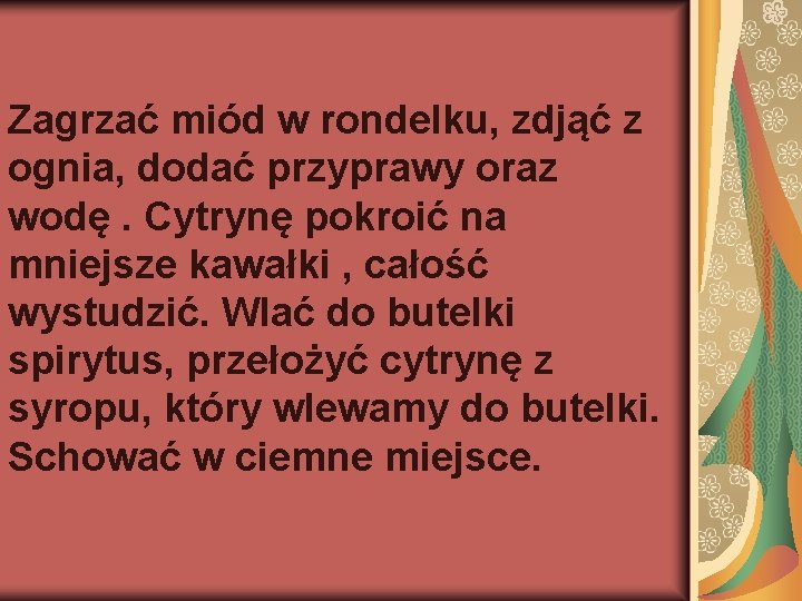 Zagrzać miód w rondelku, zdjąć z ognia, dodać przyprawy oraz wodę. Cytrynę pokroić na