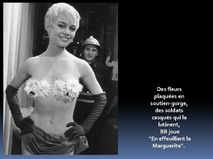 Des fleurs plaquées en soutien-gorge, des soldats casqués qui la lutinent, BB joue "En