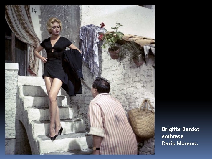 Brigitte Bardot embrase Dario Moreno. 