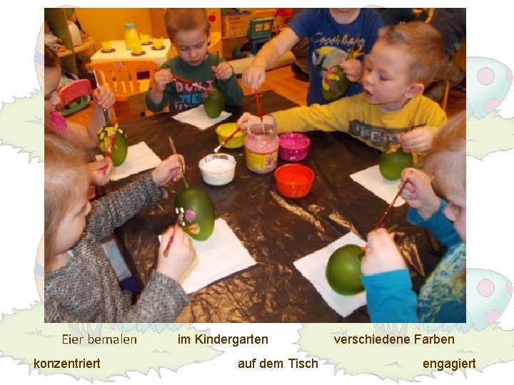Eier bemalen konzentriert im Kindergarten auf dem Tisch verschiedene Farben engagiert 