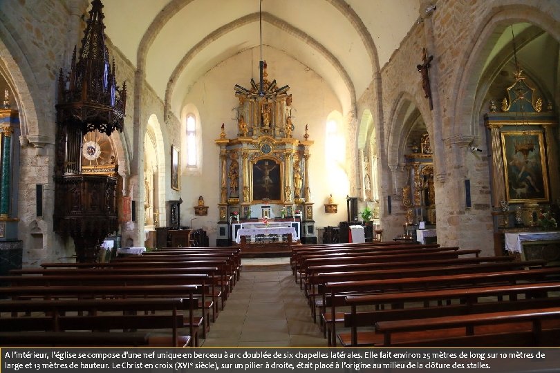 A l'intérieur, l'église se compose d'une nef unique en berceau à arc doublée de