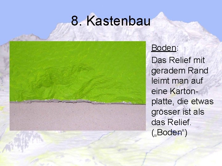 8. Kastenbau Boden: Das Relief mit geradem Rand leimt man auf eine Kartonplatte, die