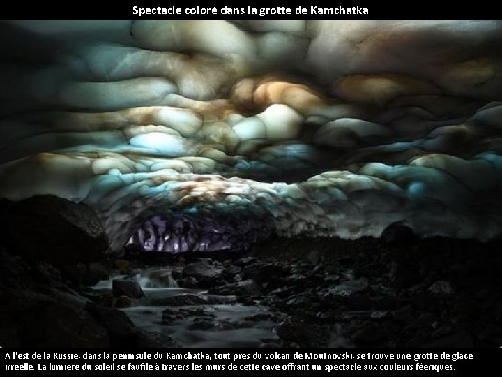 Spectacle coloré dans la grotte de Kamchatka A l'est de la Russie, dans la