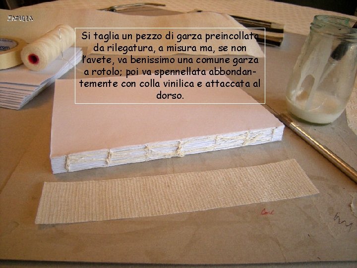 Si taglia un pezzo di garza preincollata da rilegatura, a misura ma, se non