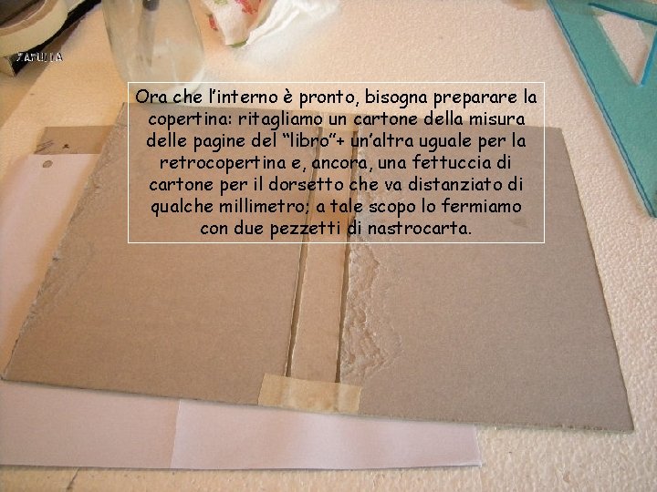 Ora che l’interno è pronto, bisogna preparare la copertina: ritagliamo un cartone della misura