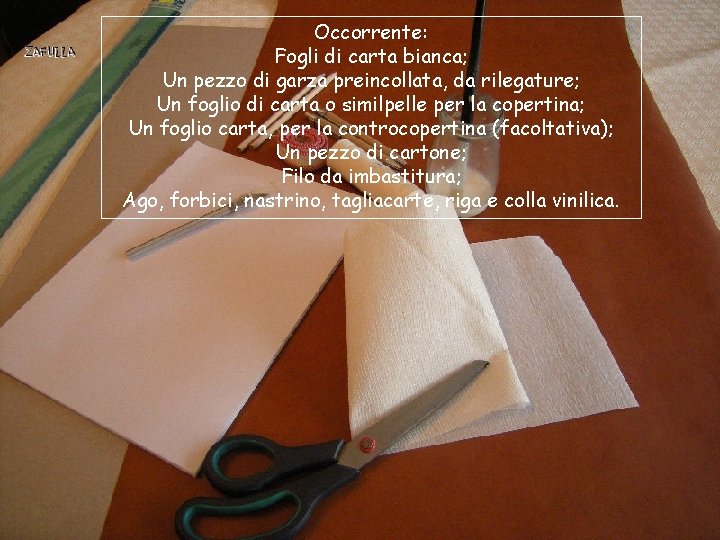 Occorrente: Fogli di carta bianca; Un pezzo di garza preincollata, da rilegature; Un foglio