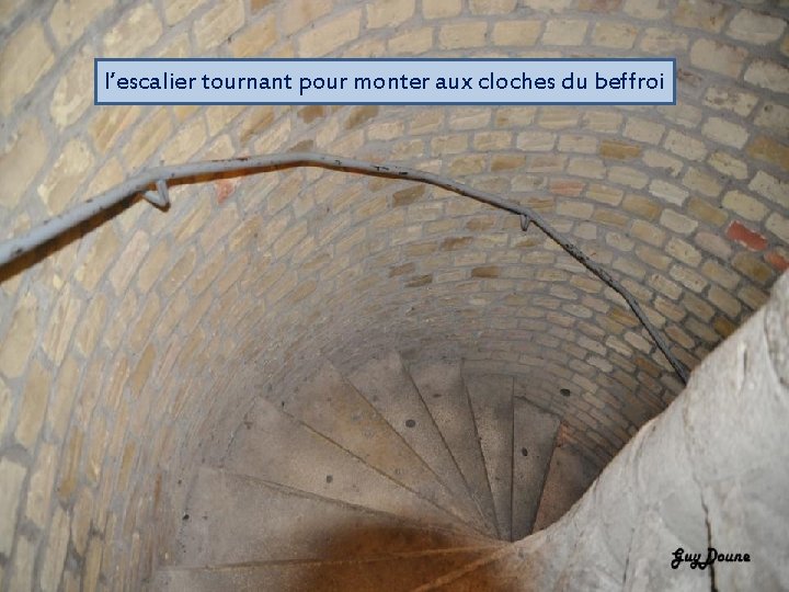 l’escalier tournant pour monter aux cloches du beffroi 