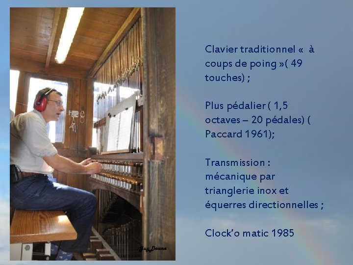 Clavier traditionnel « à coups de poing » ( 49 touches) ; Plus pédalier