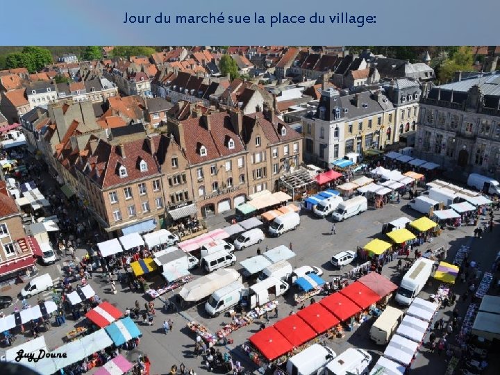 Jour du marché sue la place du village: 