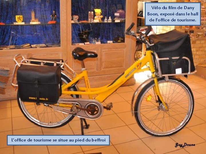 Vélo du film de Dany Boon, exposé dans le hall de l’office de tourisme.