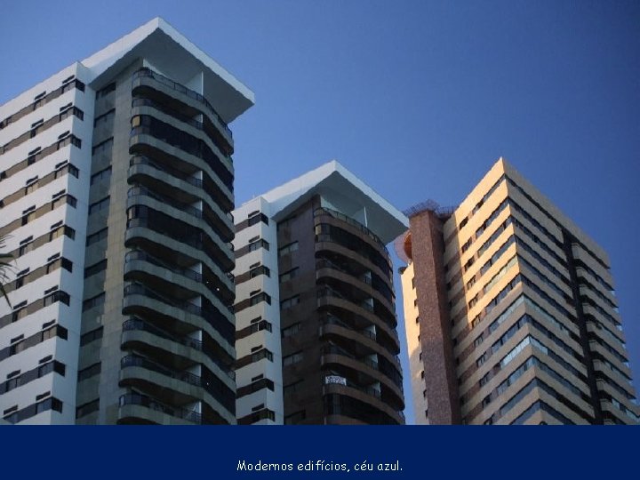 Modernos edifícios, céu azul. 