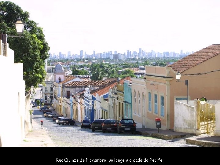 Rua Quinze de Novembro, ao longe a cidade do Recife. 