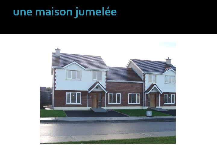 une maison jumelée 