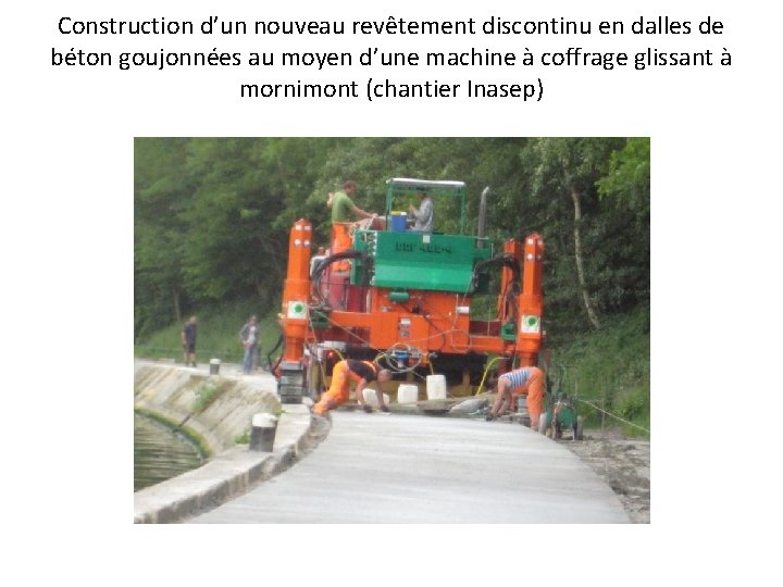 Construction d’un nouveau revêtement discontinu en dalles de béton goujonnées au moyen d’une machine