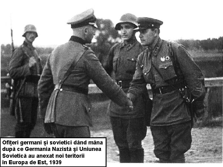 Ofițeri germani și sovietici dând mâna după ce Germania Nazistă și Uniunea Sovietică au