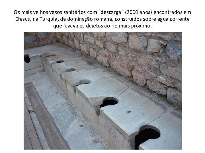 Os mais velhos vasos sanitários com “descarga” (2000 anos) encontrados em Efesus, na Turquia,