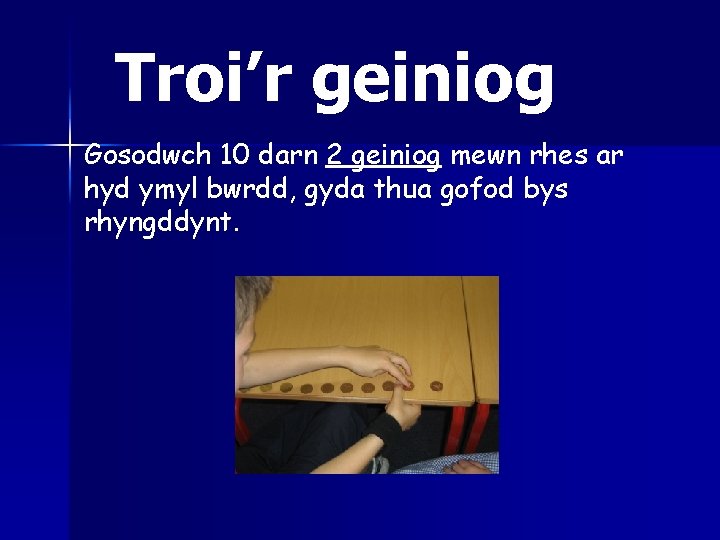 Troi’r geiniog Gosodwch 10 darn 2 geiniog mewn rhes ar hyd ymyl bwrdd, gyda