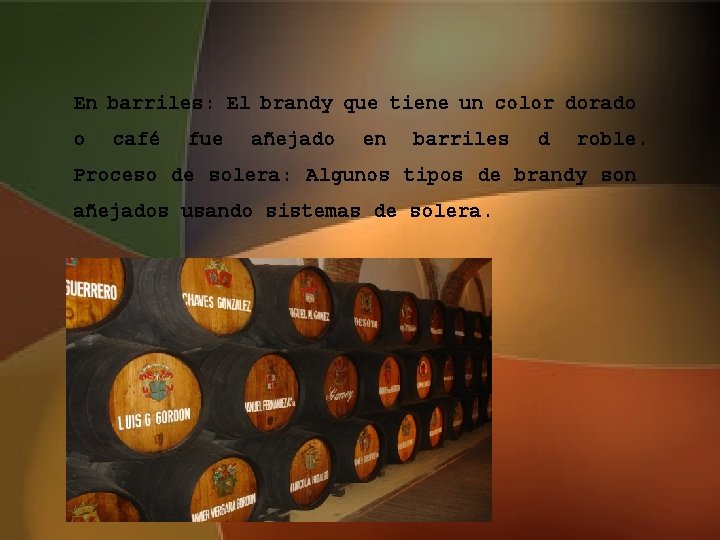 En barriles: El brandy que tiene un color dorado o café fue añejado en