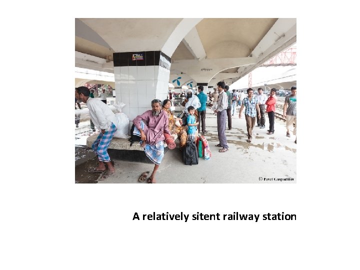 A relatively sitent railway station 