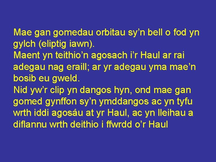 Mae gan gomedau orbitau sy’n bell o fod yn gylch (eliptig iawn). Maent yn